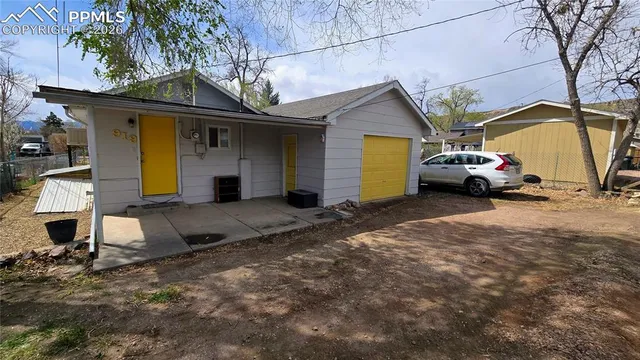 a view of a car park in front of house