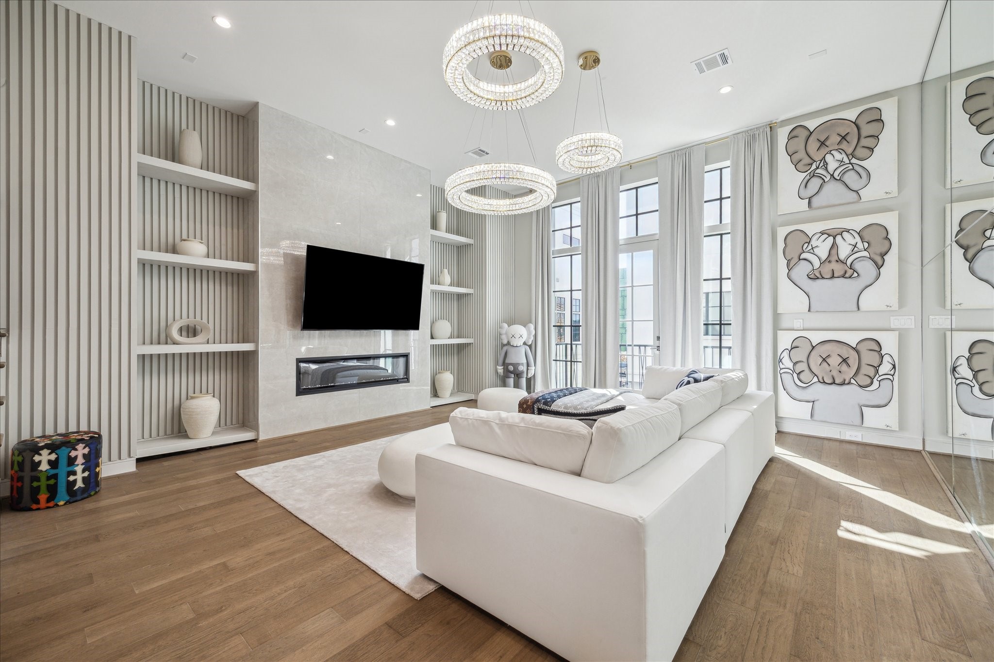 5820 Winsome Lane, Unit B Houston, TX 77057 - Photo 4 of 22 a living room with furniture and a flat screen tv