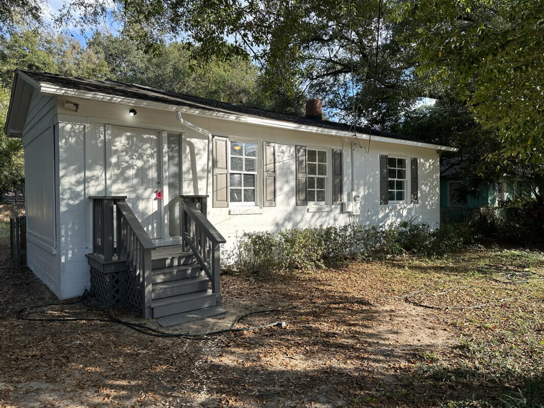 324 Dixie Street Crestview, FL 32536 - Photo 5 of 8 a front view of a house with garden