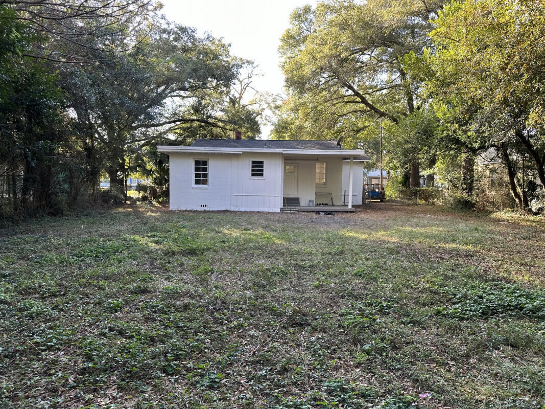 324 Dixie Street Crestview, FL 32536 - Photo 7 of 8 a house view with a outdoor space