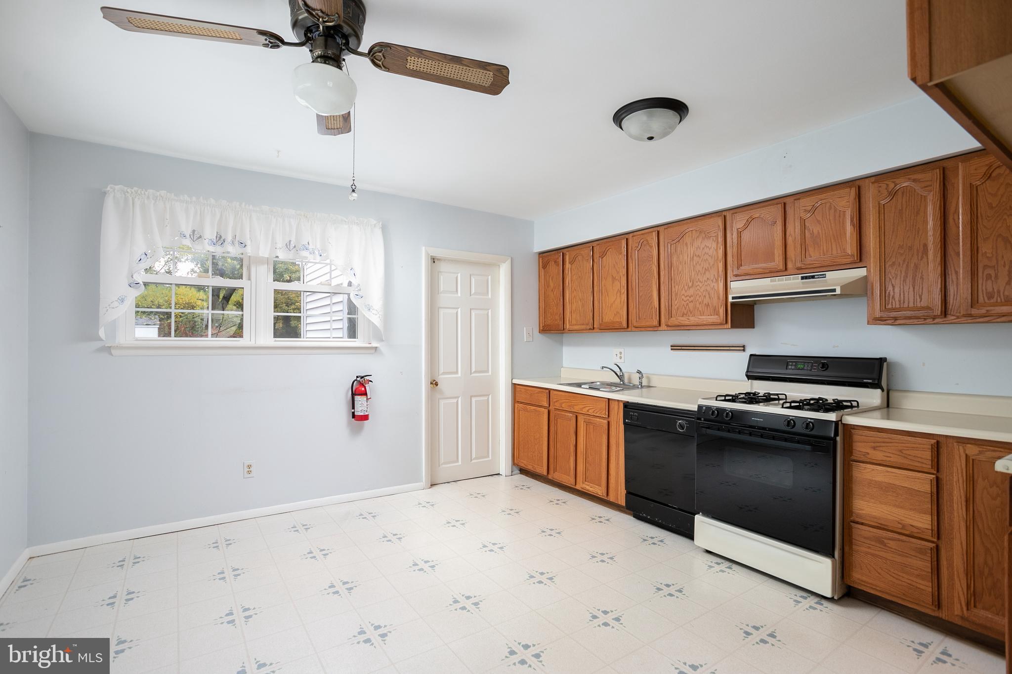 73 Linden Road Burlington, NJ 08016 - Photo 4 of 15