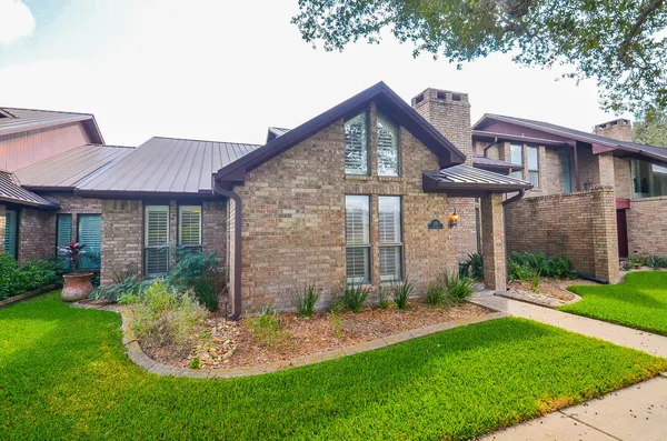 $324,999 | 515 Regency Drive, El Campo, TX 77437
