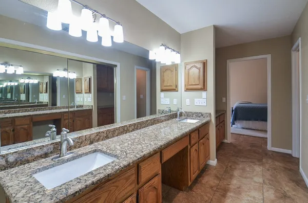 $324,999 | 515 Regency Drive, El Campo, TX 77437