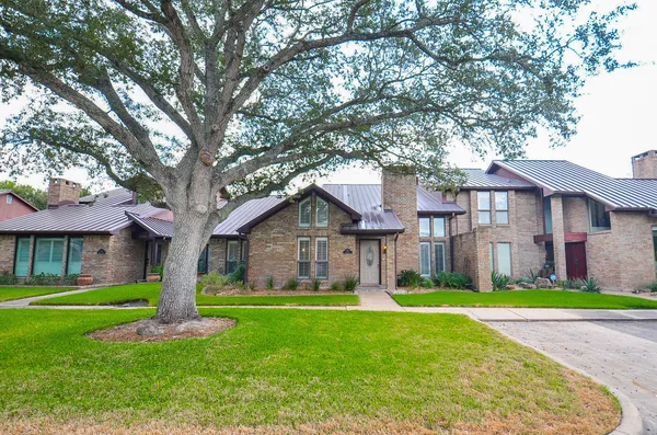 $324,999 | 515 Regency Drive, El Campo, TX 77437