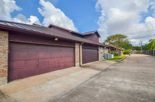 $350,000 | 515 Regency Drive, El Campo, TX 77437