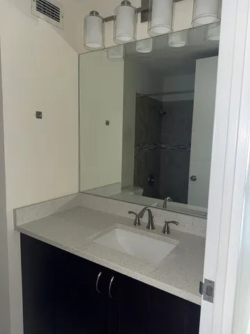 $1,900 | 2728 North Hampden Court, Unit 1704, Chicago, IL 60614