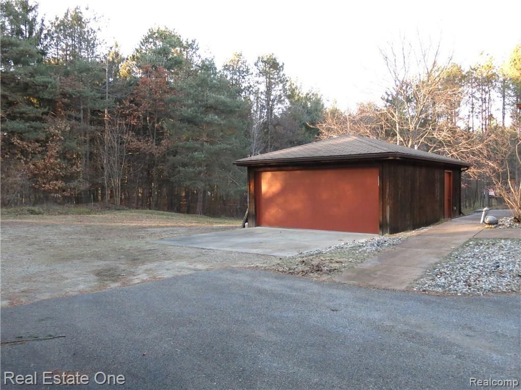798 Hemingway Road Lake Orion, MI 48362 - Photo 9 of 37 20x26 Second detached garage
