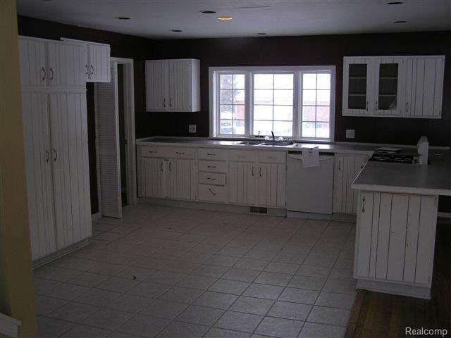 816 Grace Avenue Rochester, MI 48307 - Photo 3 of 14 Kitchen