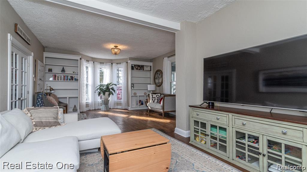 26270 Beck Road Novi, MI 48374 - Photo 33 of 66 Living Room