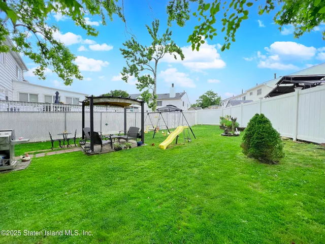 a view of a house with backyard