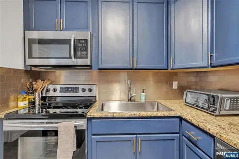 $425,000 | 250 Gorge Road, Unit 21B, Cliffside Park, NJ 07010