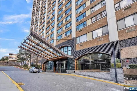 $425,000 | 250 Gorge Road, Unit 21B, Cliffside Park, NJ 07010