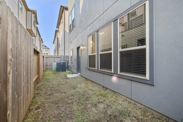 a view of back yard of the house