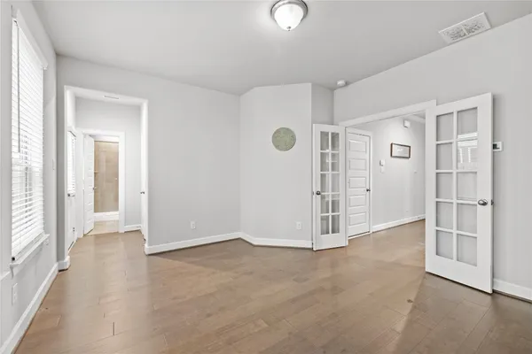 an empty room with windows and pillars in it