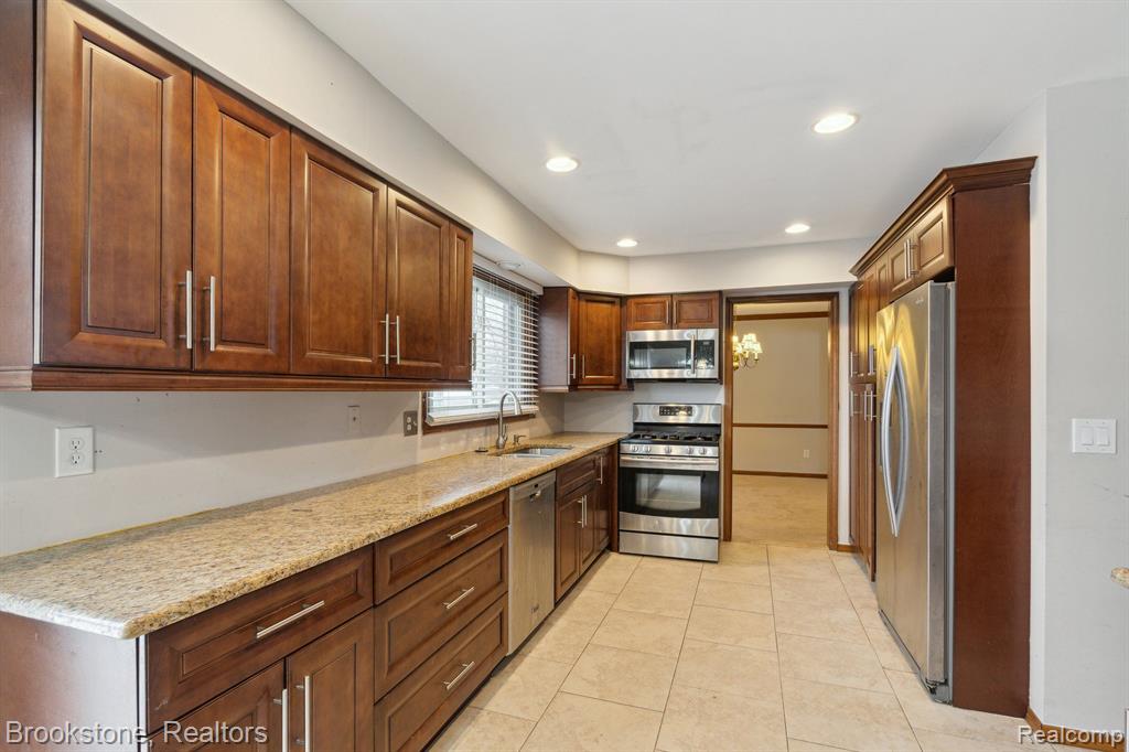 36875 Chesapeake Road Farmington Hills, MI 48335 - Photo 14 of 41