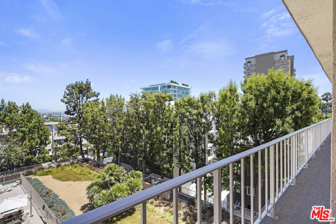 100 South Doheny Drive, Unit 506 Los Angeles, CA 90048 - Photo 11 of 17 a view of a two chair in a balcony
