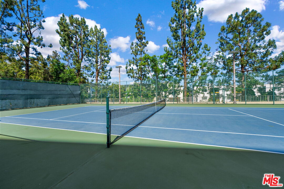 100 South Doheny Drive, Unit 506 Los Angeles, CA 90048 - Photo 14 of 17 a view of a tennis court