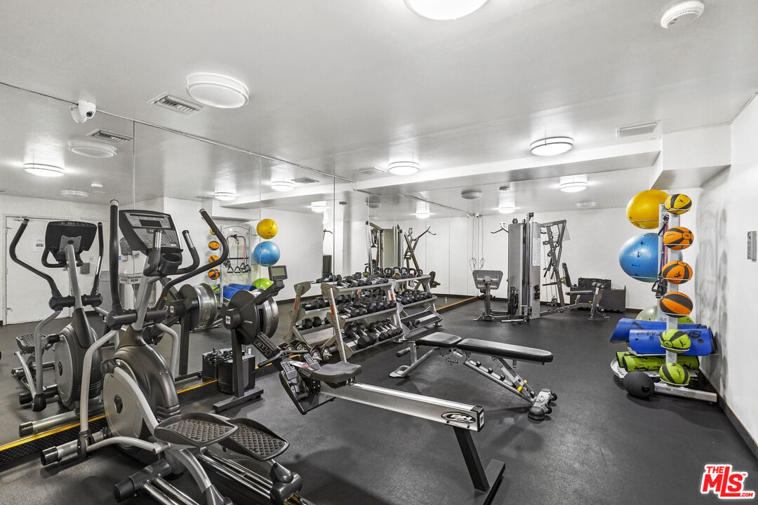 100 South Doheny Drive, Unit 506 Los Angeles, CA 90048 - Photo 15 of 17 a view of a room with gym equipment