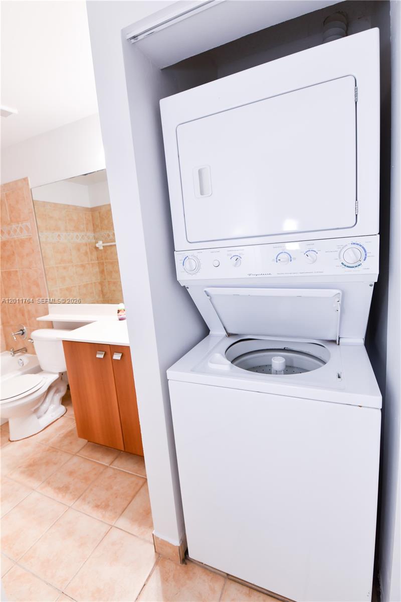 1011 Crystal Way, Unit D Delray Beach, FL 33444 - Photo 6 of 9 a utility room with dryer and washer