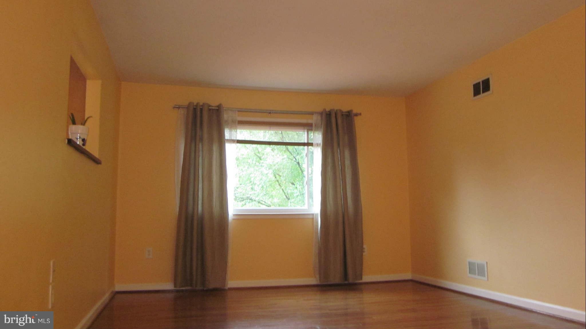 13227 Delaney Road Woodbridge, VA 22193 - Photo 3 of 30 Family Room