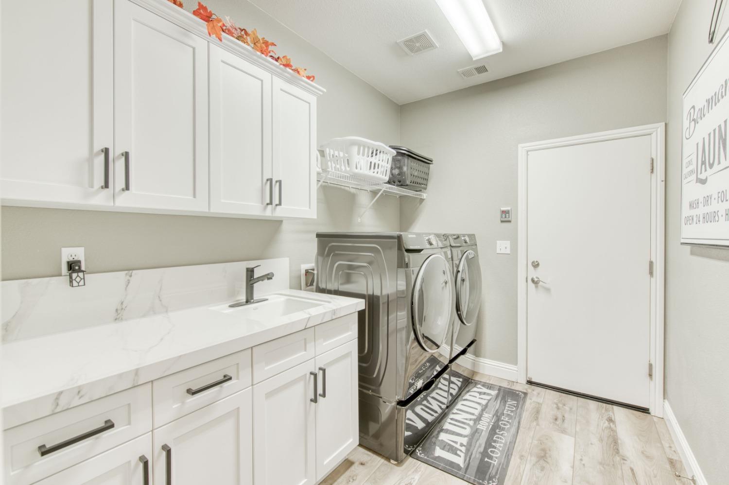 3334 Bellaire Avenue Clovis, CA 93619 - Photo 40 of 54 a utility room with dryer and washer