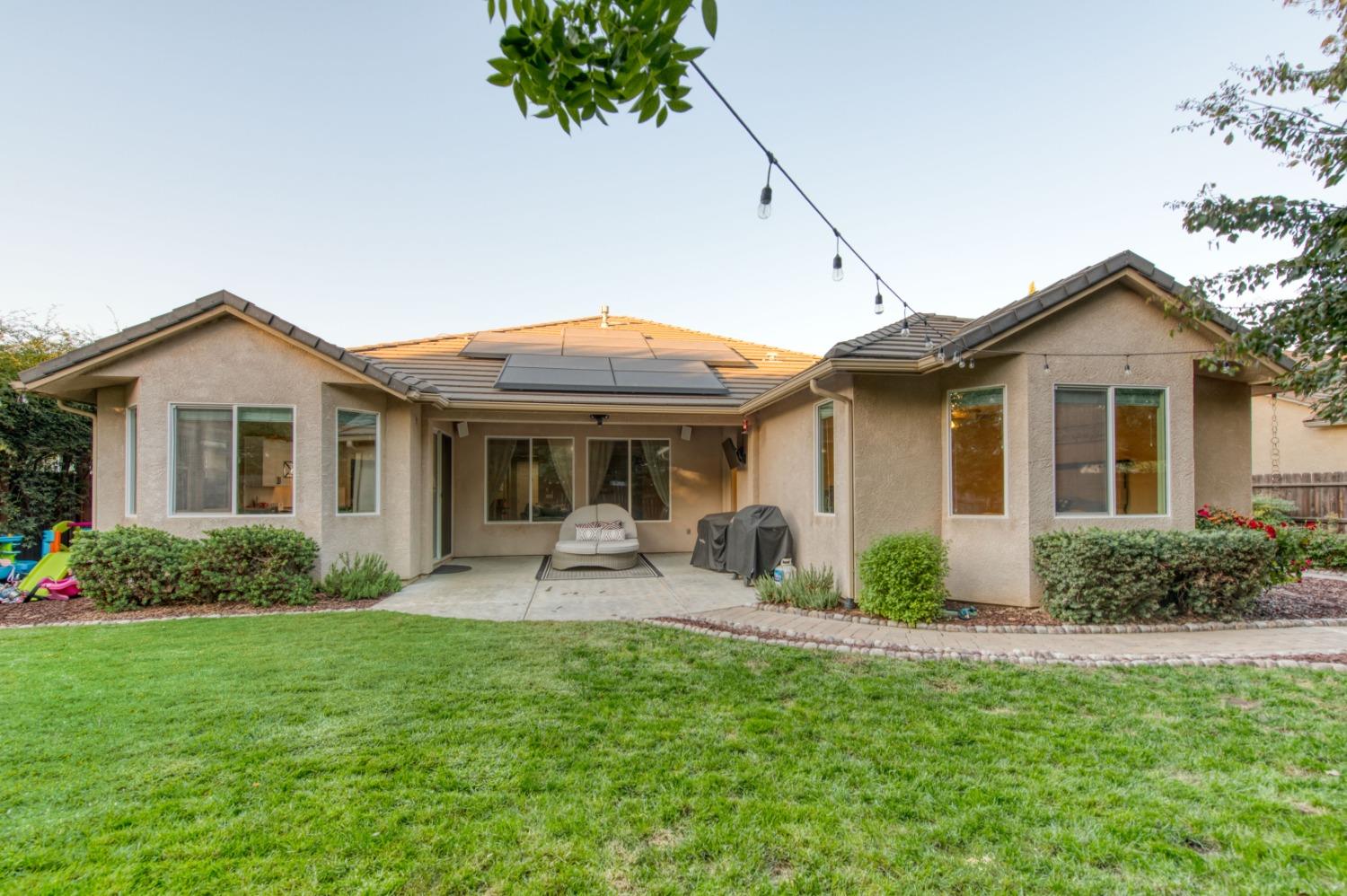 3334 Bellaire Avenue Clovis, CA 93619 - Photo 54 of 54 a front view of house with a garden and patio