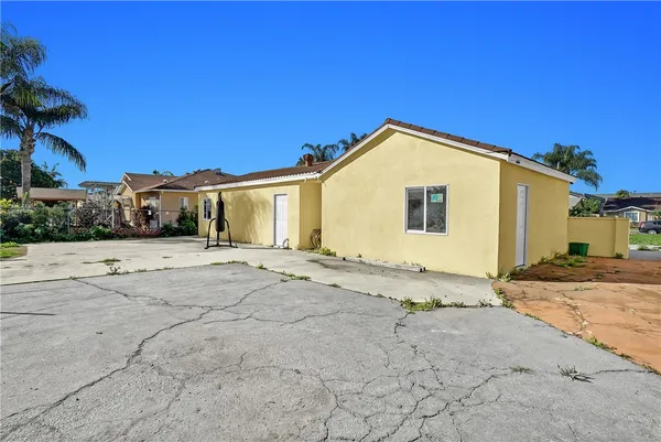 a view of back yard of the house