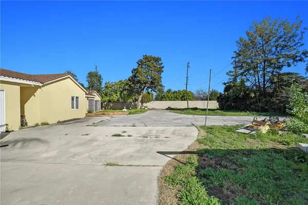 a view of a yard with a house