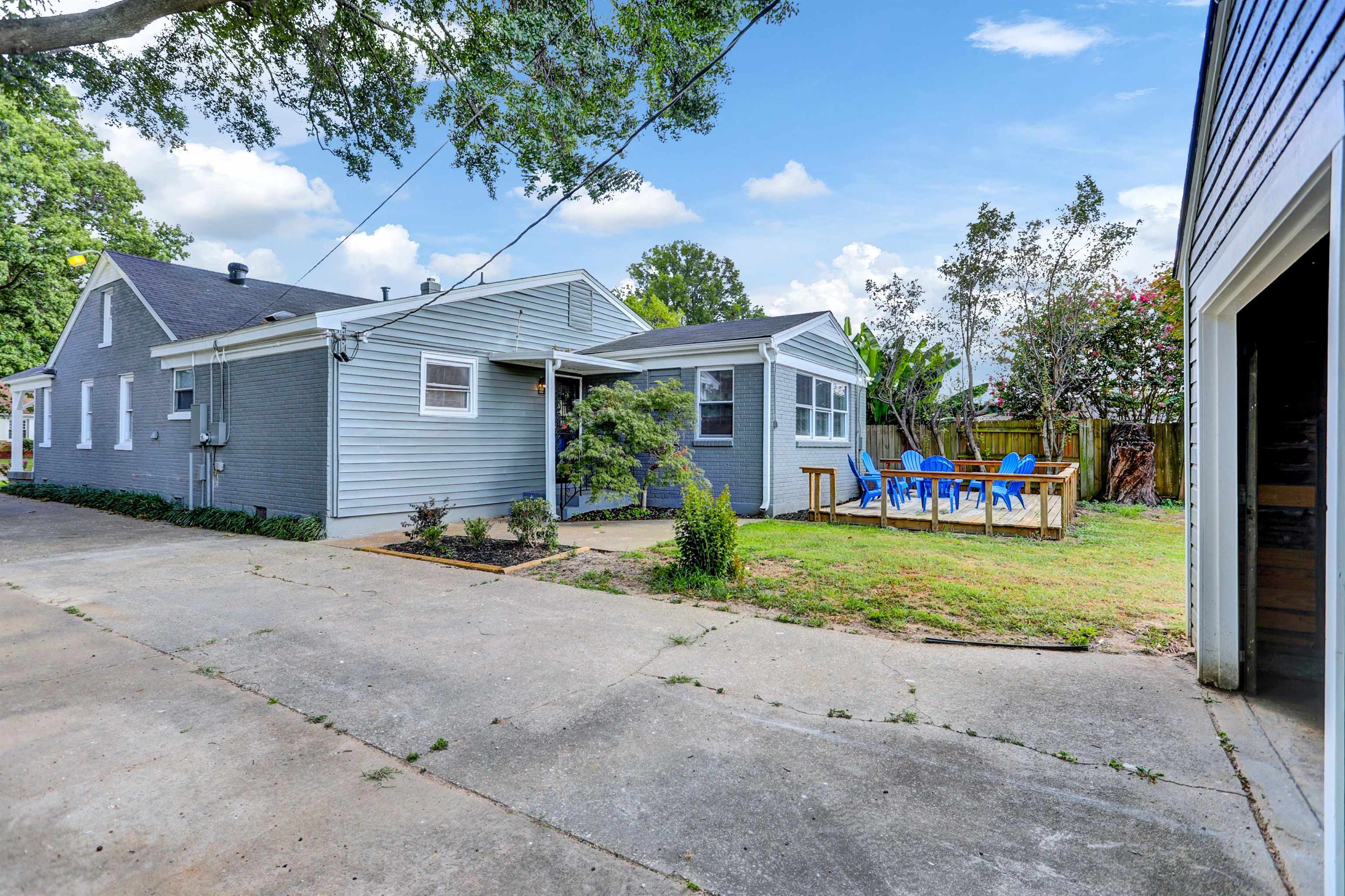 245 West Edwin Circle Memphis, TN 38104 - Photo 21 of 39 a front view of a house with garden