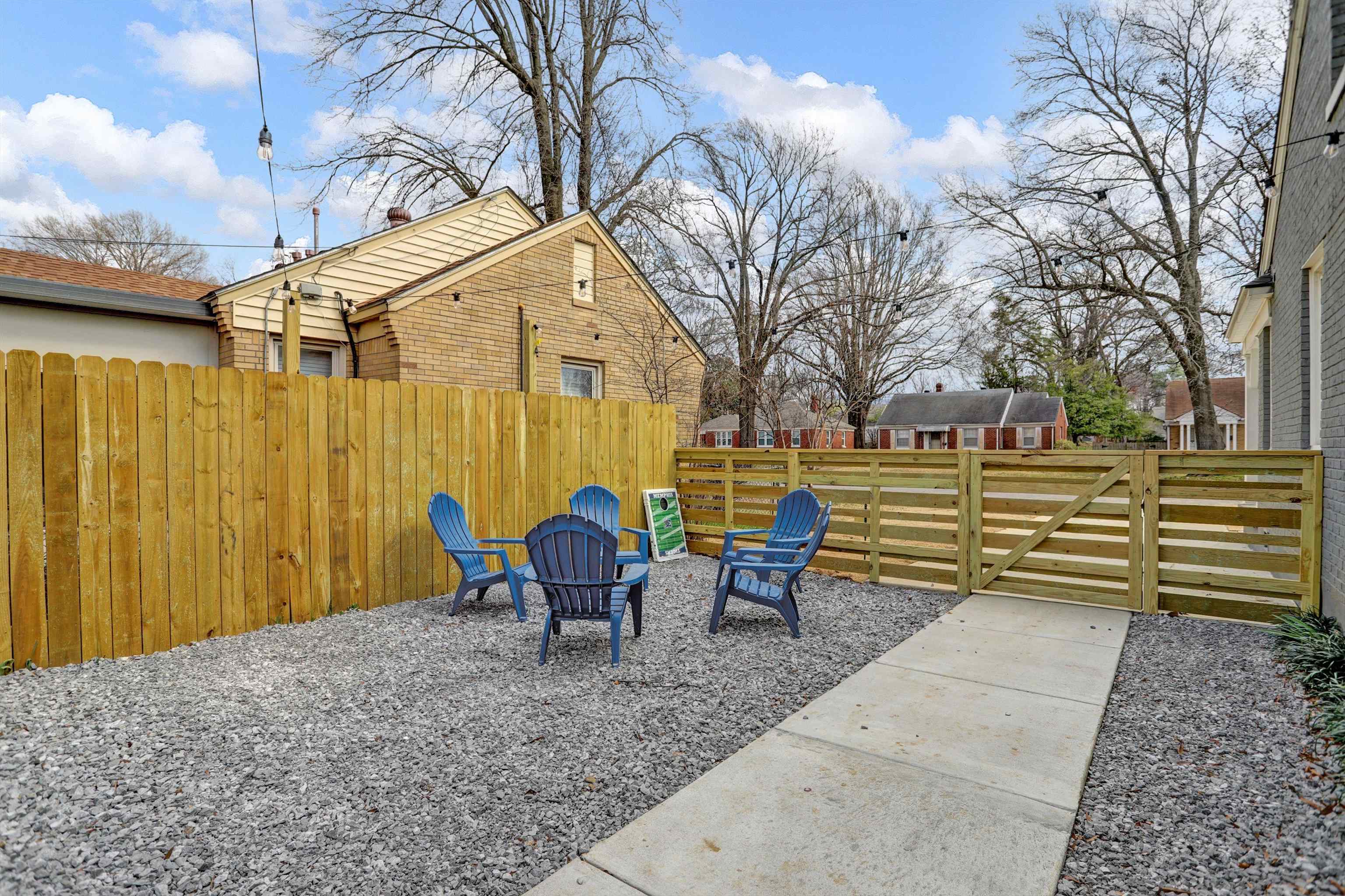 245 West Edwin Circle Memphis, TN 38104 - Photo 29 of 39 a backyard of a house with table and chairs