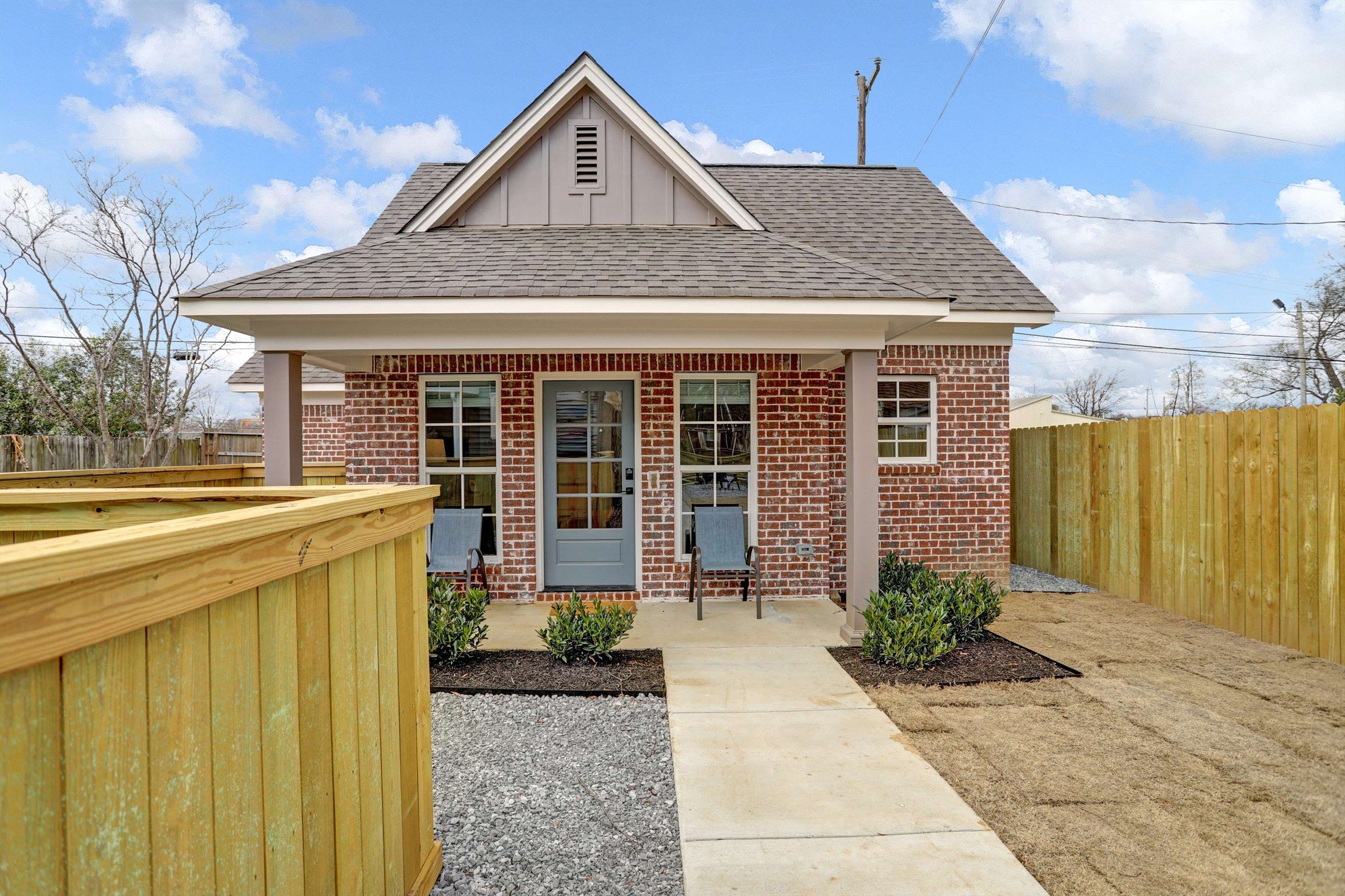245 West Edwin Circle Memphis, TN 38104 - Photo 31 of 39 a front view of a house with garden