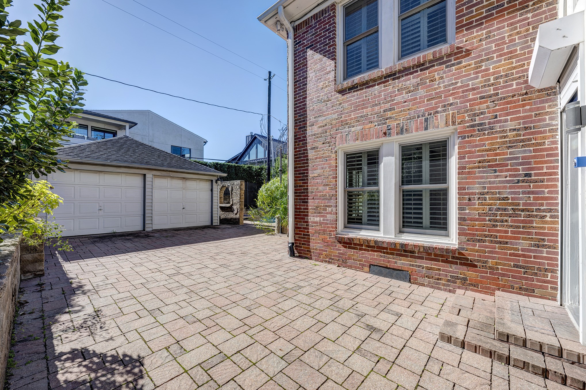 1919 West McKinney Street Houston, TX 77019 - Photo 30 of 31 a front view of a house with a garage