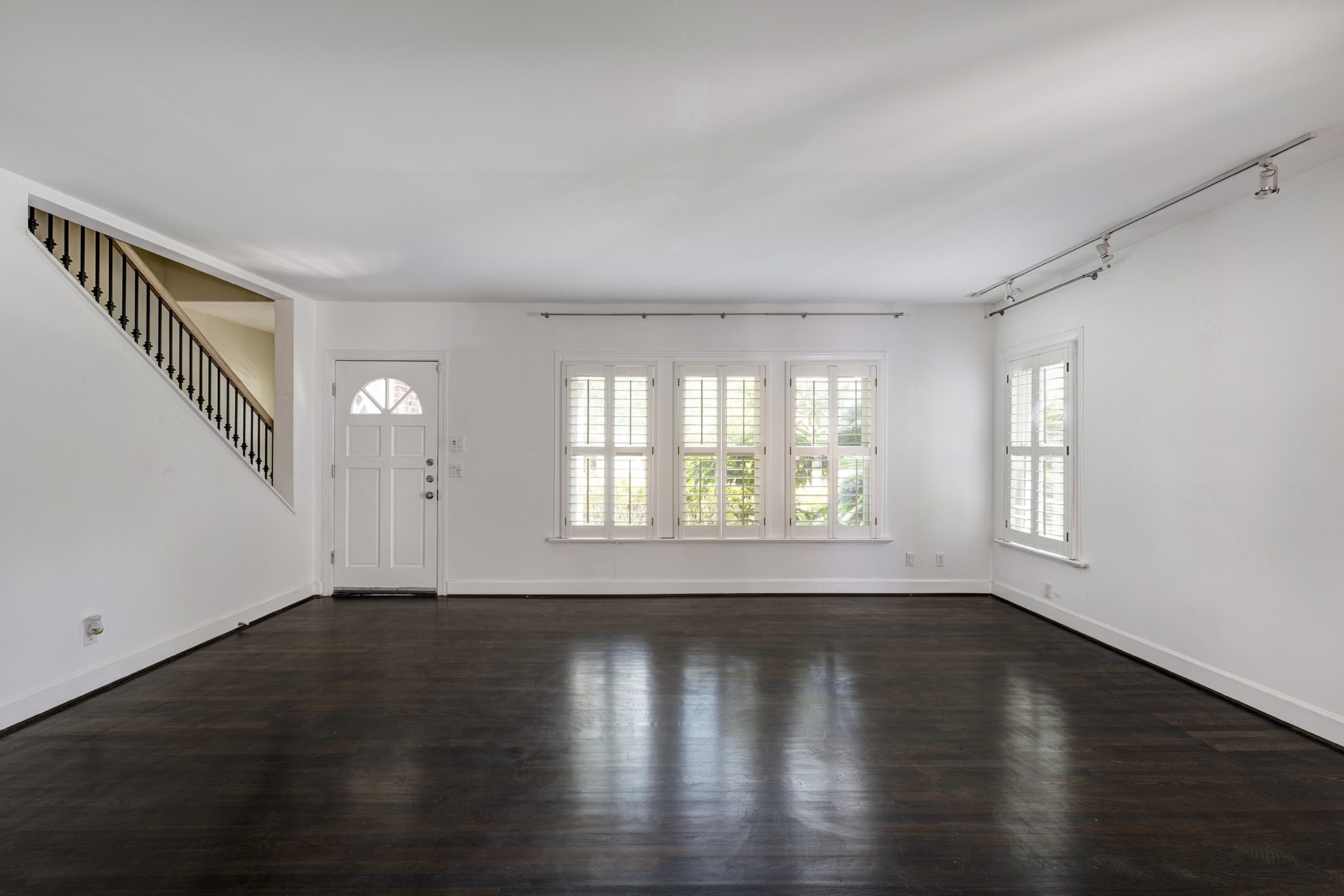 1919 West McKinney Street Houston, TX 77019 - Photo 3 of 31 an empty room with wooden floor and windows
