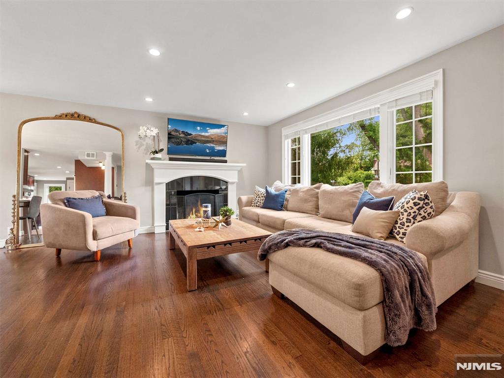 47 West Saddle River Road Waldwick, NJ 07463 - Photo 3 of 26