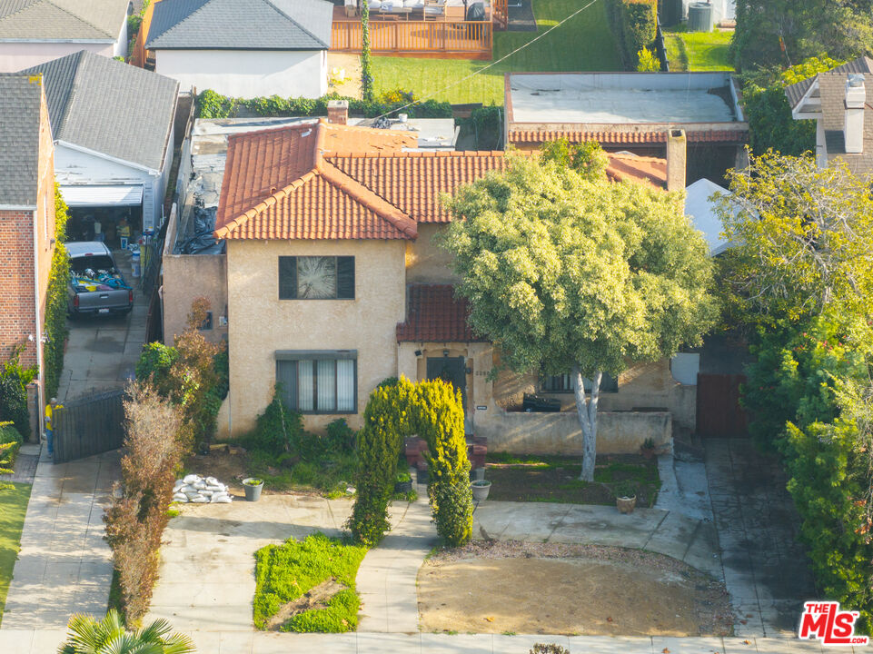 2208 Virginia Road Los Angeles, CA 90016 - Photo 2 of 8 a front view of a house with garden