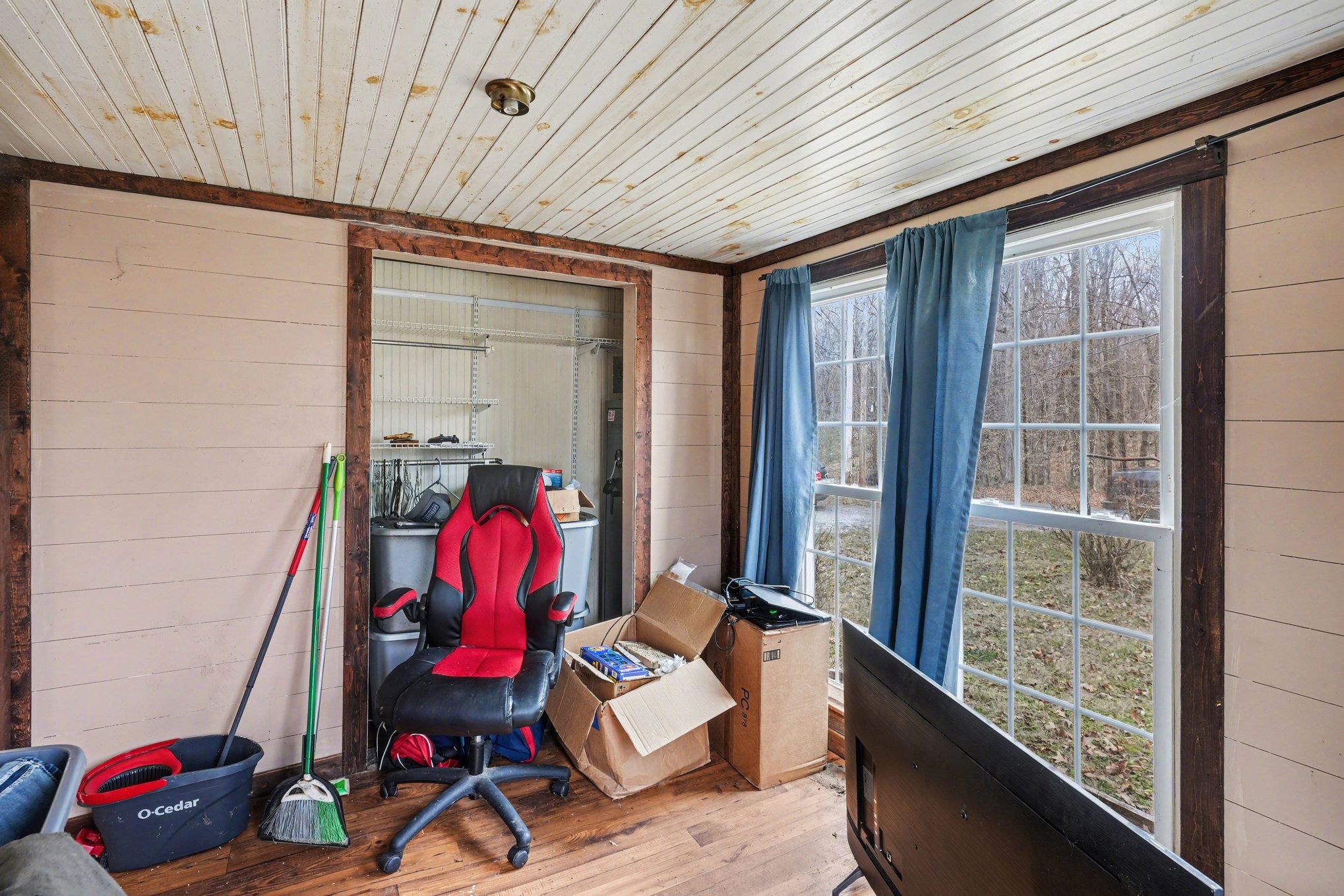 1323 Old Stage Road Charlotte, TN 37036 - Photo 18 of 25 a living room with furniture