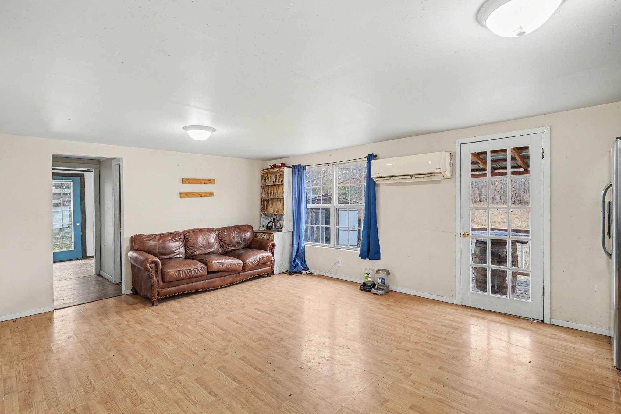 1323 Old Stage Road Charlotte, TN 37036 - Photo 6 of 25 a living room with furniture and a book shelf