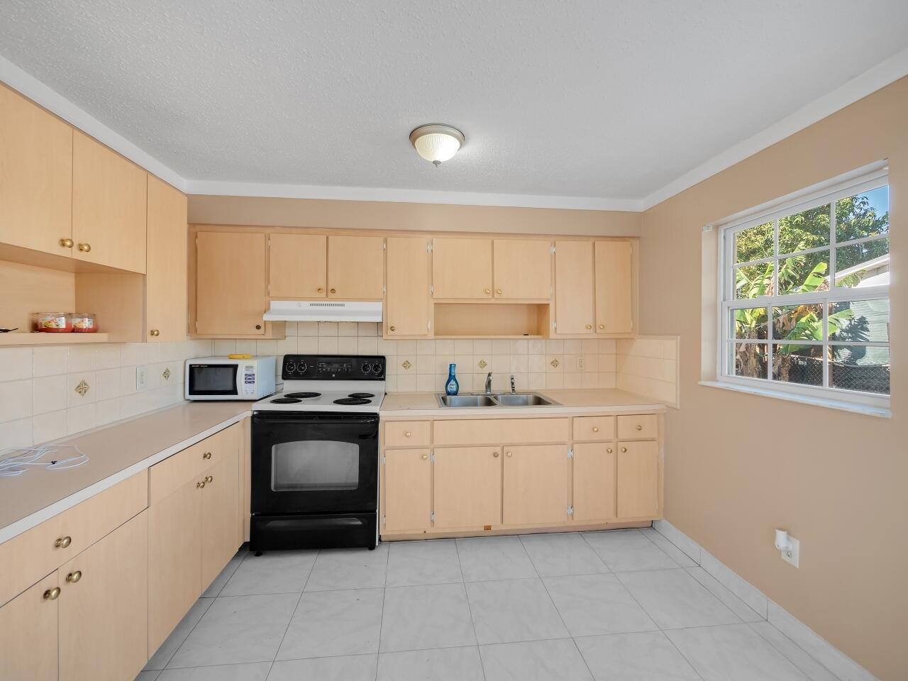 5884 Mango Road West Palm Beach, FL 33413 - Photo 12 of 15 011