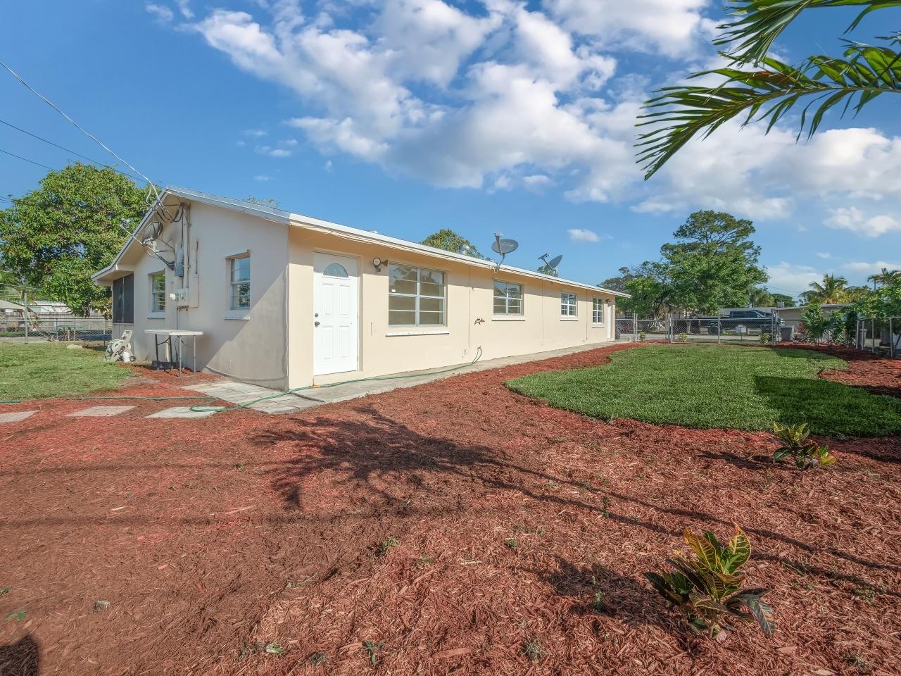 5884 Mango Road West Palm Beach, FL 33413 - Photo 3 of 15 003