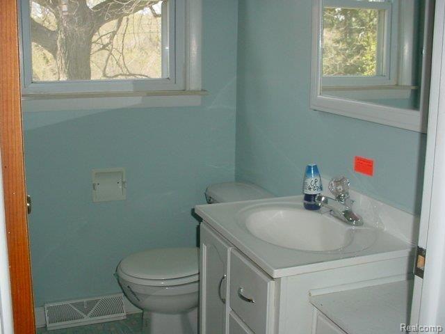836 Joslyn Road Lake Orion, MI 48362 - Photo 13 of 17 264-015860 - BATH (2).JPG