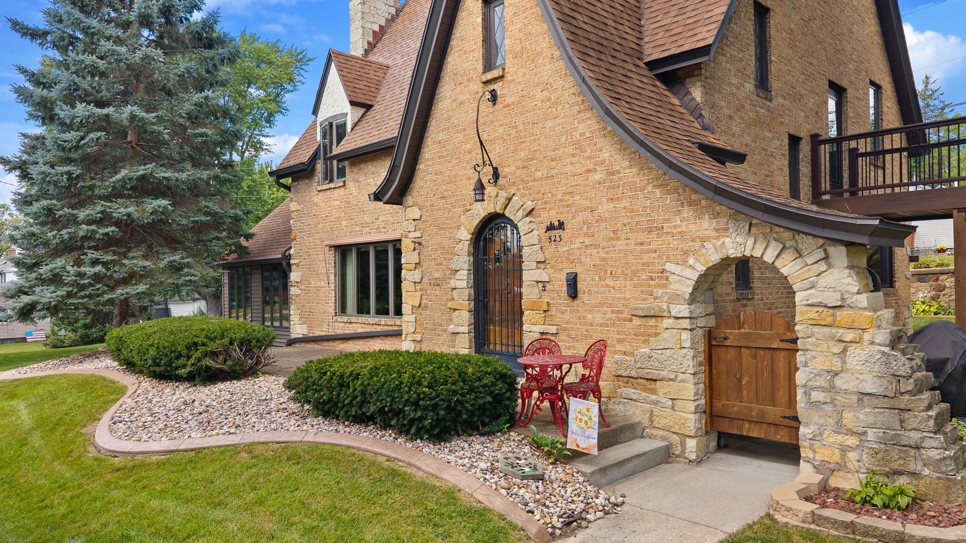 523 West Edgewater Street Portage, WI 53901 - Photo 2 of 79