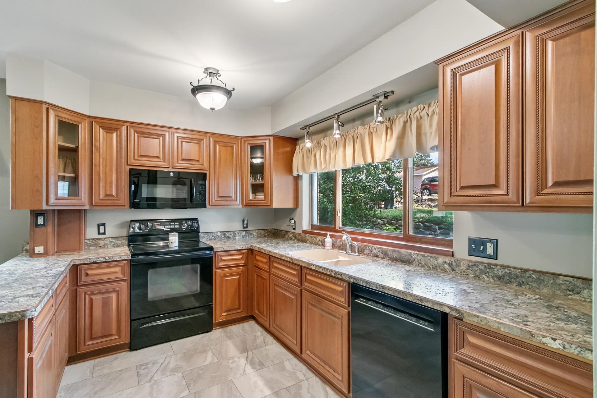 523 West Edgewater Street Portage, WI 53901 - Photo 4 of 79