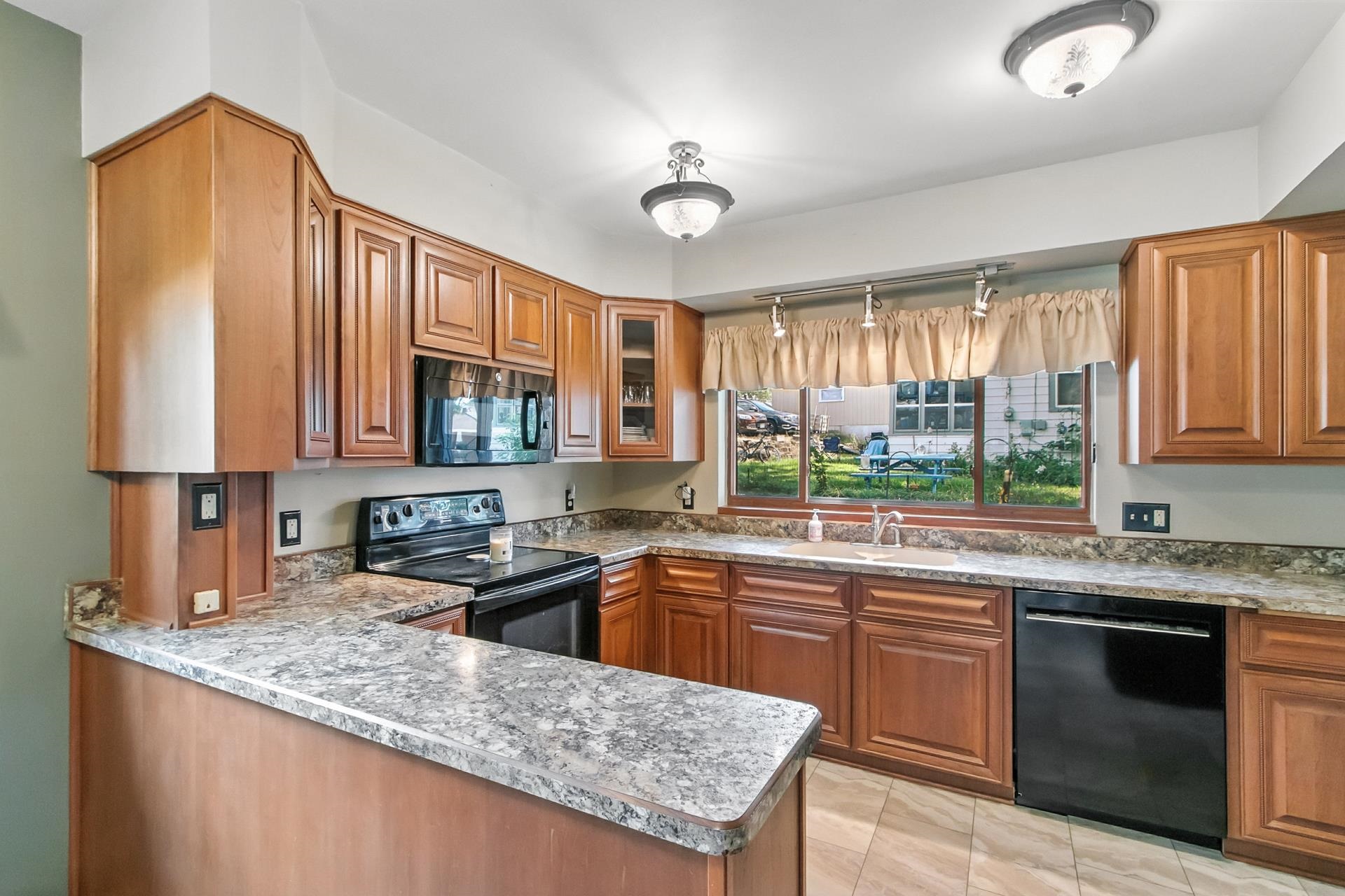 523 West Edgewater Street Portage, WI 53901 - Photo 5 of 79