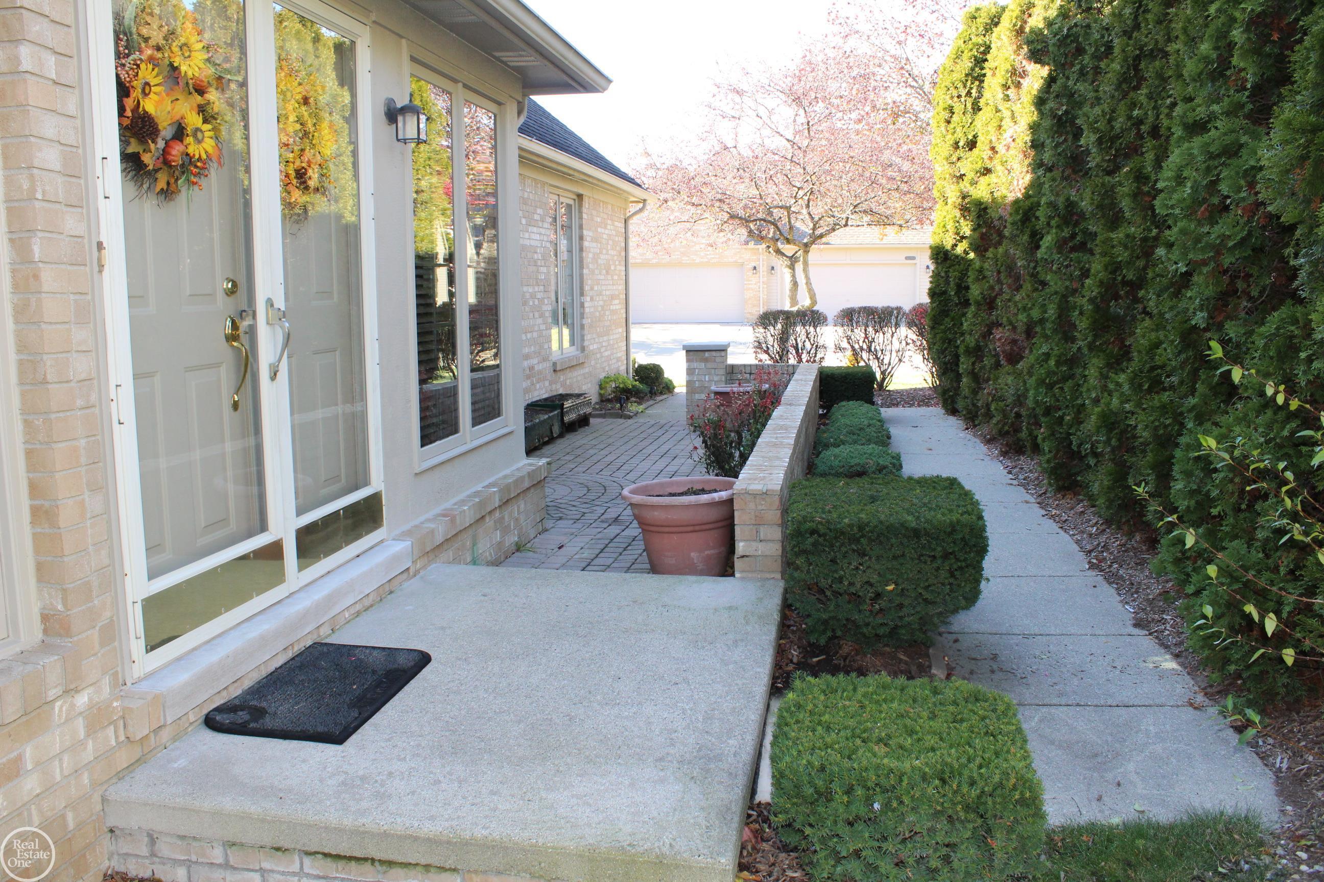 52192 Southview Ridge Macomb, MI 48042 - Photo 33 of 39 50194740-928ccb59-8c83-4419-990b-0724c411f055.JPG