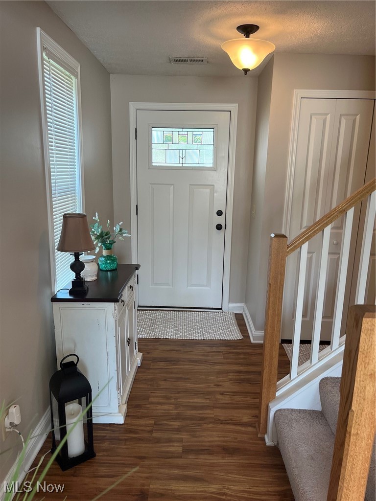 1315 Cascade Circle East Canton, OH 44708 - Photo 10 of 37 Foyer entrance