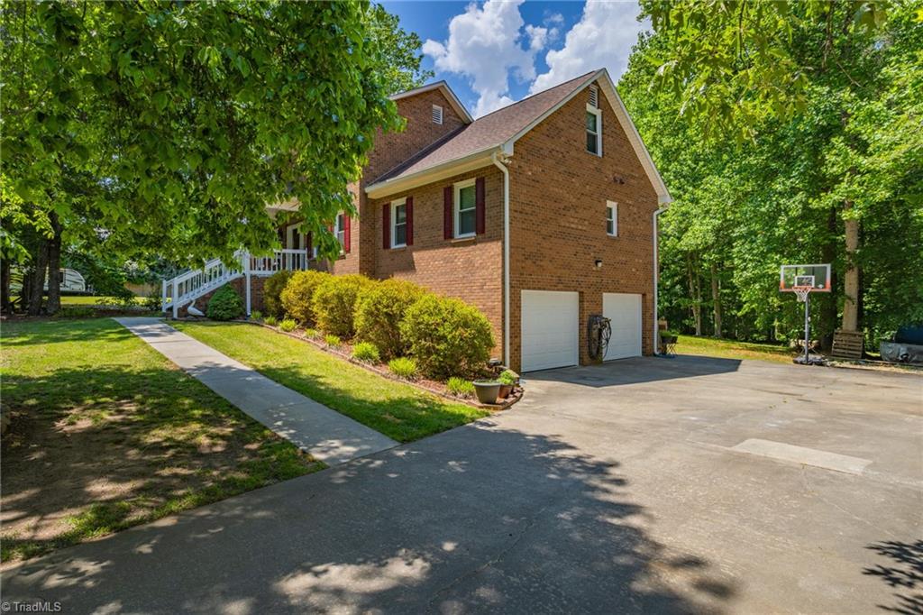 439 Farmstead Road Winston-Salem, NC 27107 - Photo 6 of 40 Gallery Image 6