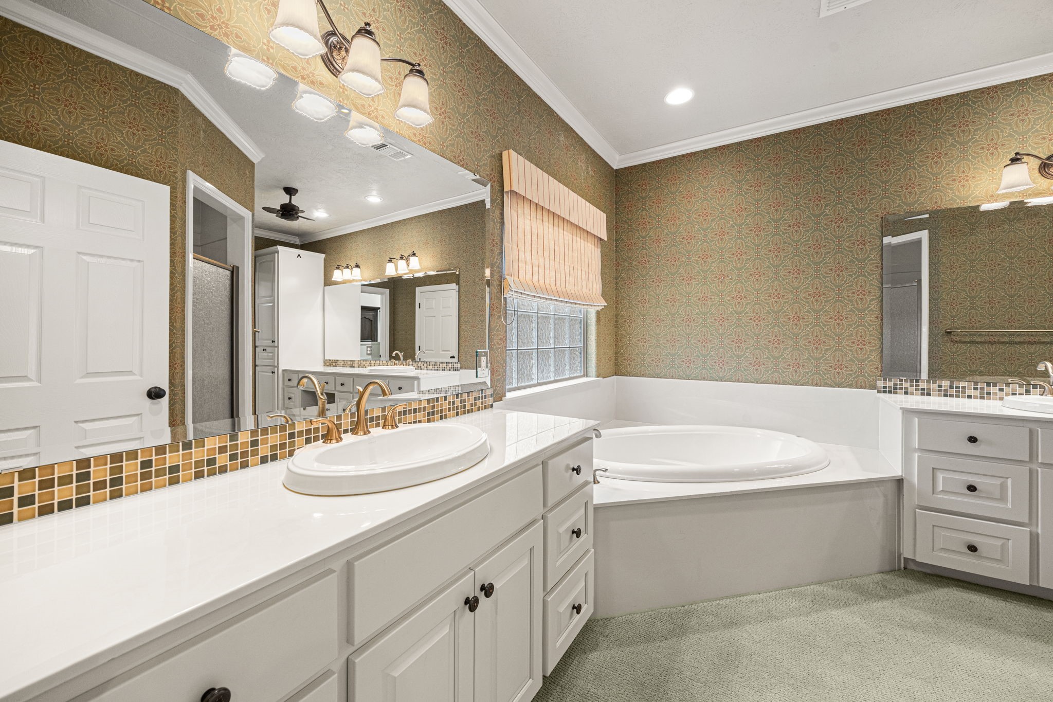 1220 Travis Street Columbus, TX 78934 - Photo 21 of 39 a bathroom with a sink a large mirror and a bathtub