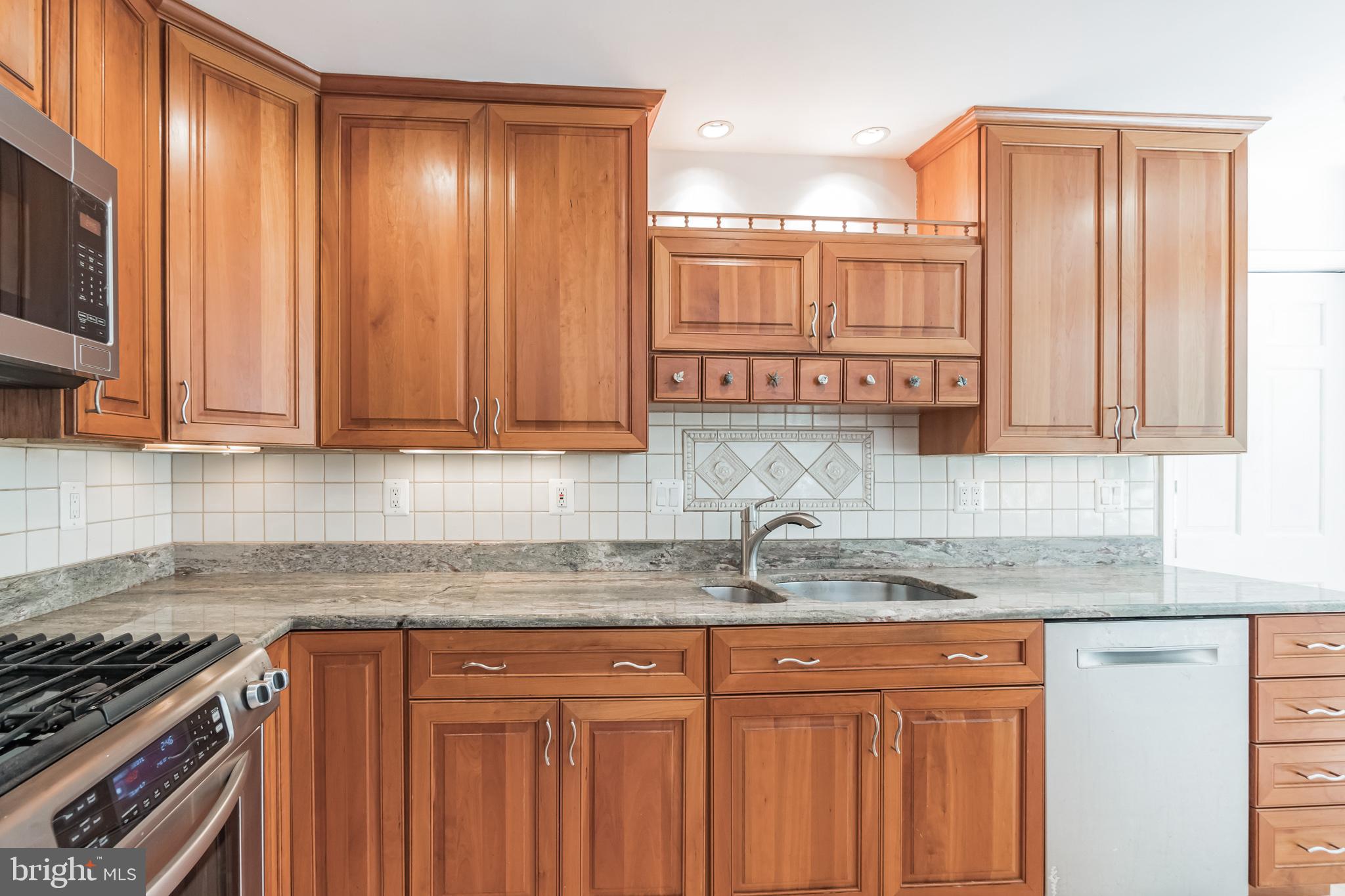12517 Deoudes Road Boyds, MD 20841 - Photo 6 of 33 Kitchen with granite countertops
