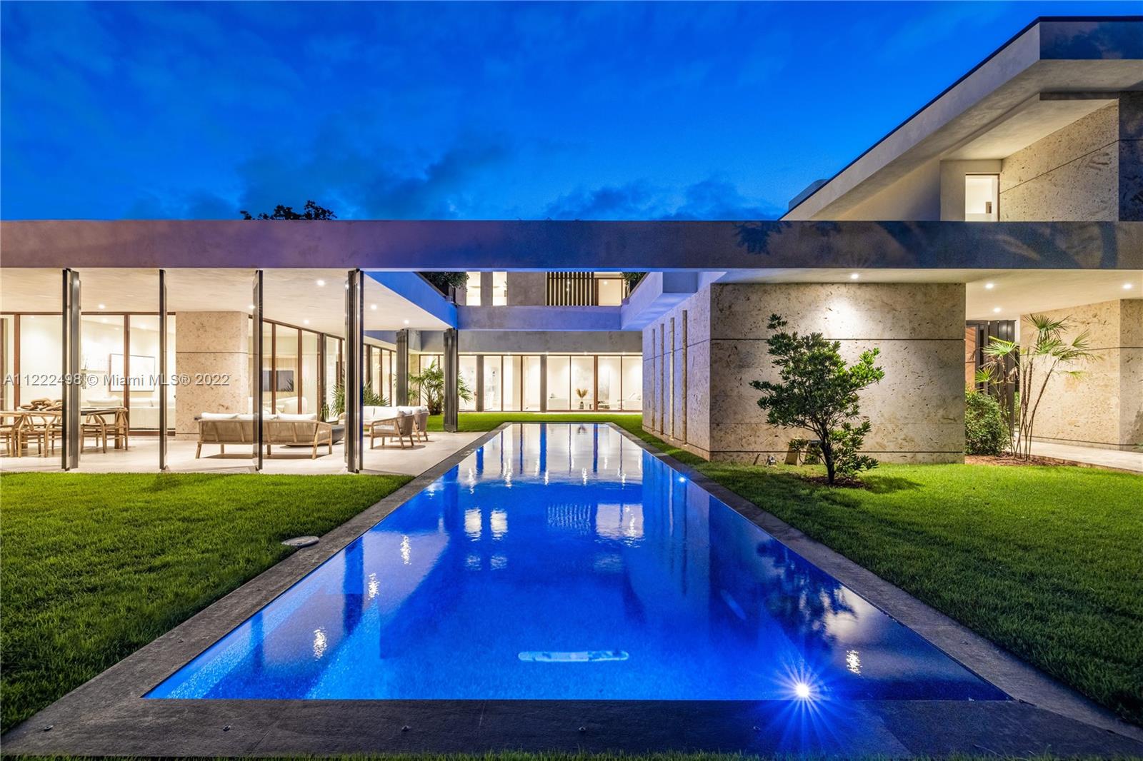 4550 Bay Point Road Miami, FL 33137 - Photo 4 of 92 a view of an interior of the house