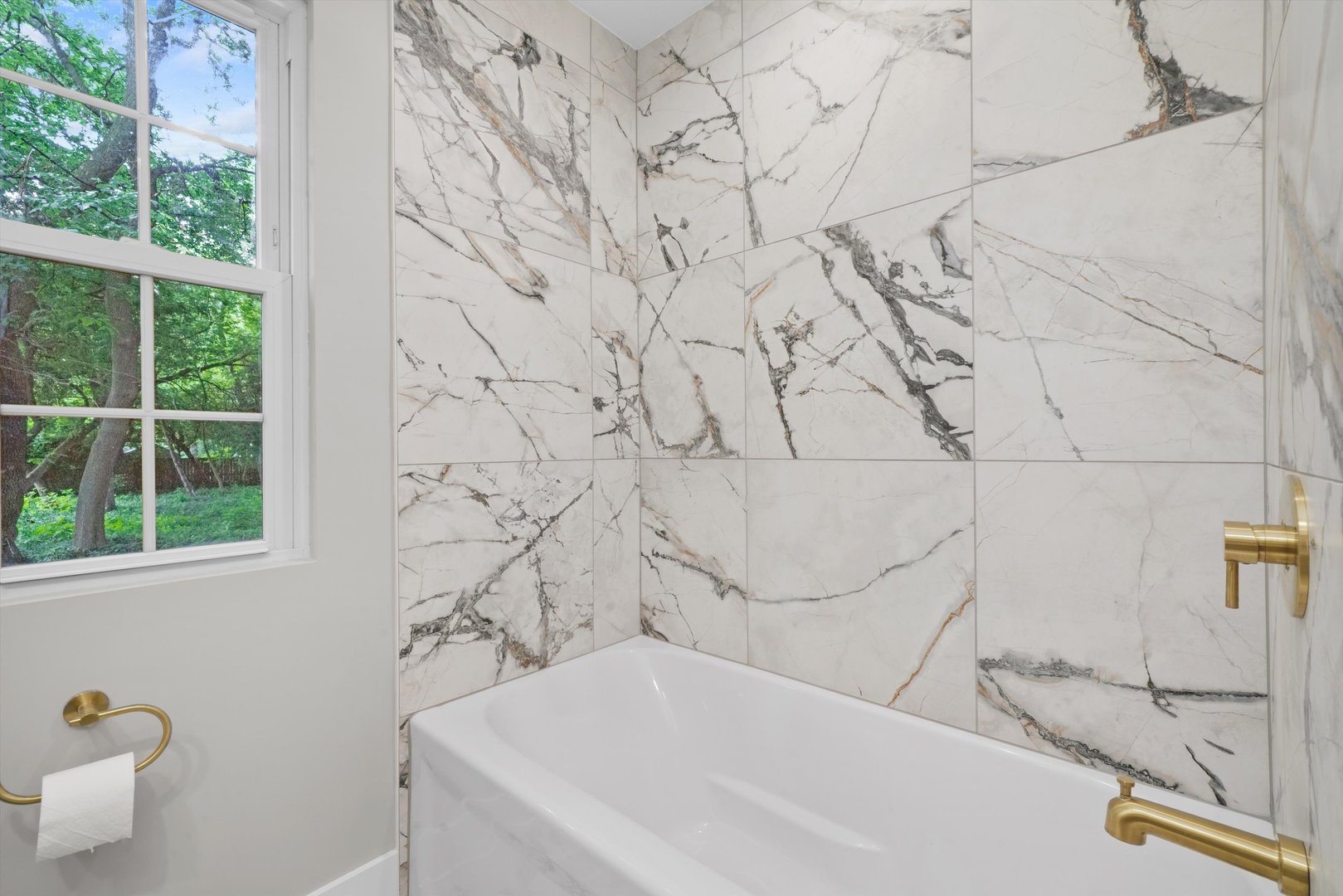 329 East Quincy Street Riverside, IL 60546 - Photo 17 of 39 a bathroom with a bathtub and window